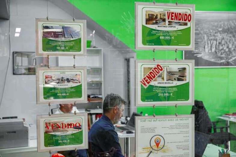 Imagen de archivo del escaparate de una inmobiliaria con ofertas para el alquiler y venta de viviendas (Foto EFE / Emilio Naranjo)